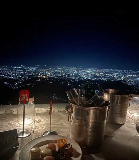 Cebu-La Vie in the Sky Bar, ice cream with a rich French taste, overlooking the night view of Cebu