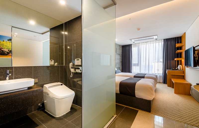 Busan/Jeju-New Jeju Asia Hotel. ?Near Yeondong shopping district and Shilla Duty Free Shop