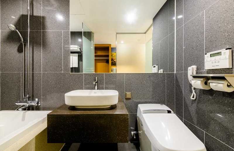 Busan/Jeju-New Jeju Asia Hotel. ?Near Yeondong shopping district and Shilla Duty Free Shop