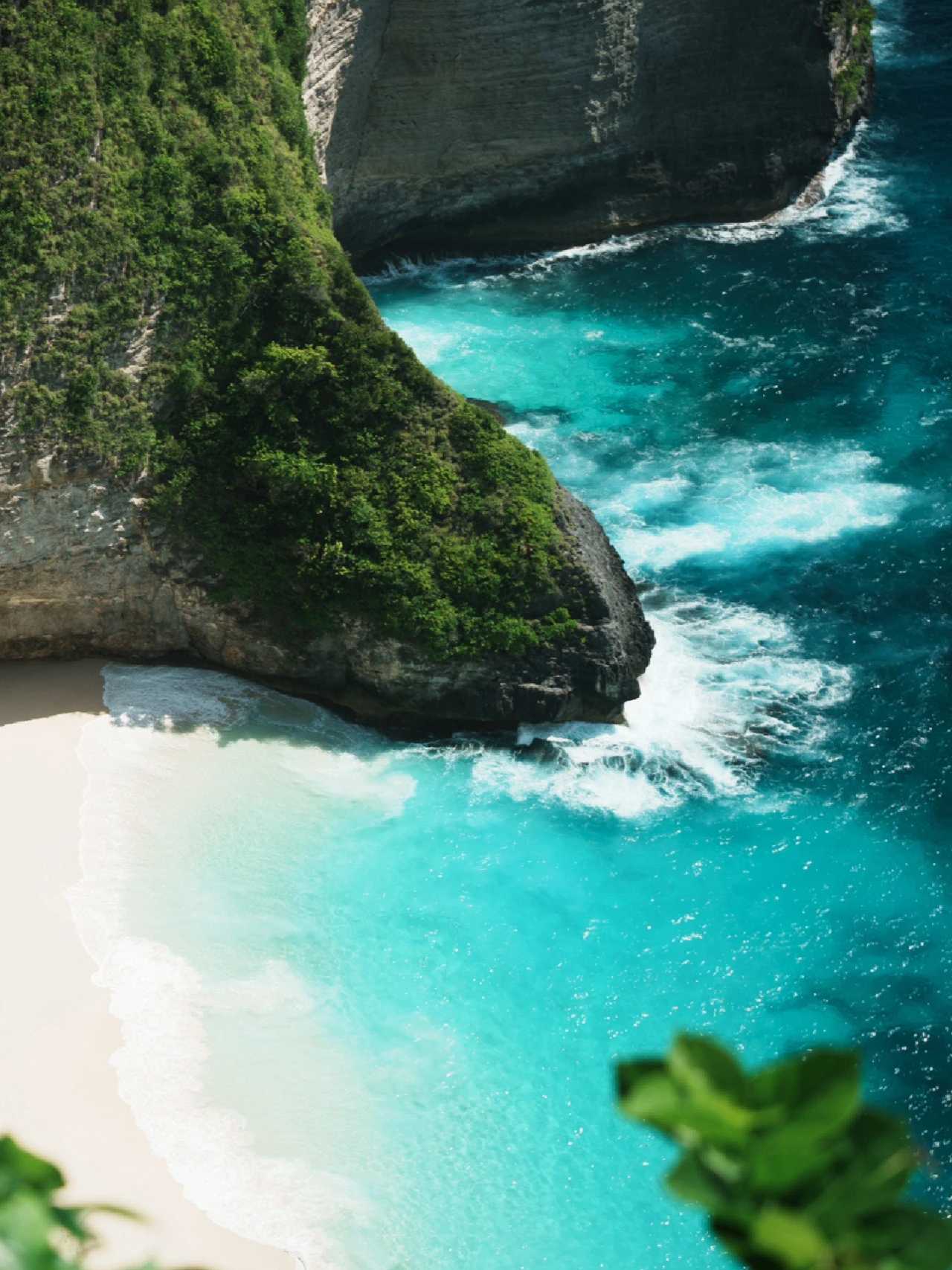 Bali-Nusa Penida is a place that cures all bad moods, with countless terraces and lush greenery