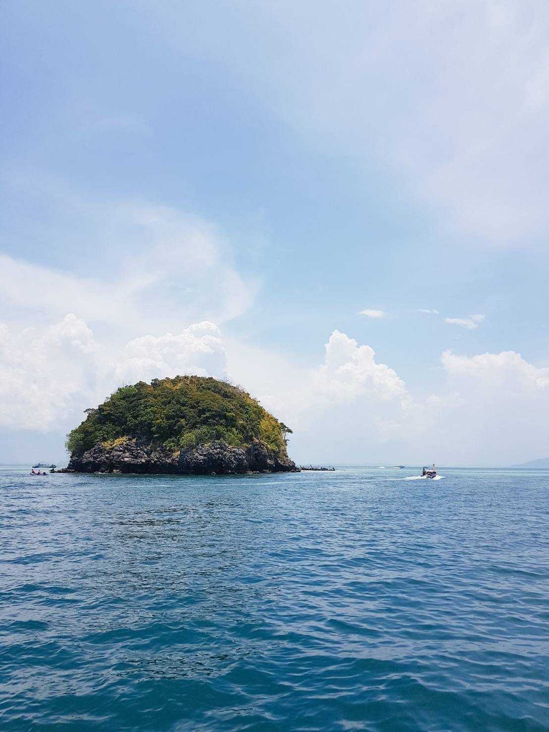 Bangkok-Omana, rent a rubber ring to play in the water, eat seafood, and lie on the beach