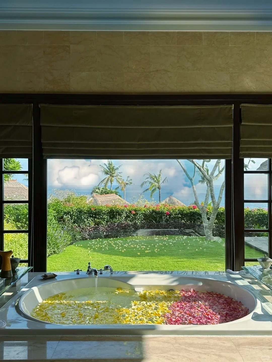 Bali-Ayana Hotel Bali, ?‍❤‍?‍?experience the Instagram-famous H2O pool and floating breakfast
