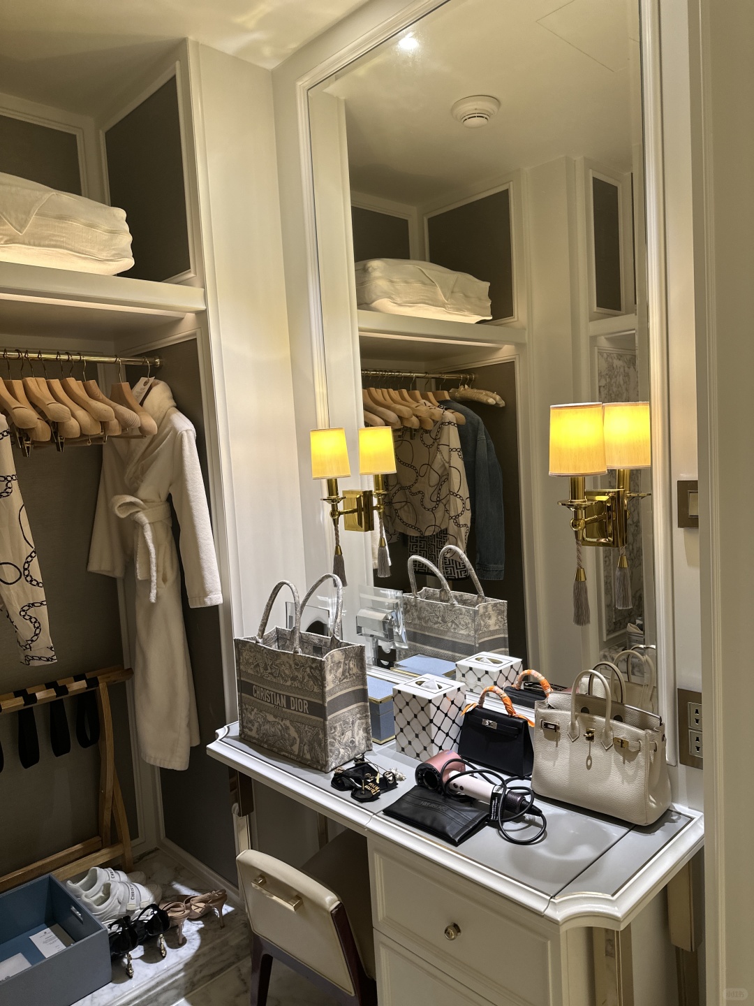 Macao-Macau Ritz-Carlton Suite Review, ?Large room with round bathtub and dressing room
