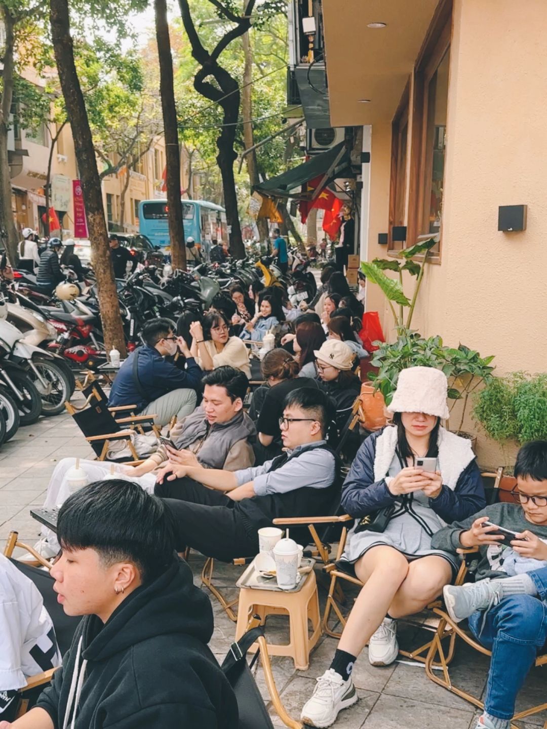 Hanoi-Backpacking in Hanoi, ?open-air cafes, noisy motorbikes and chaotic traffic