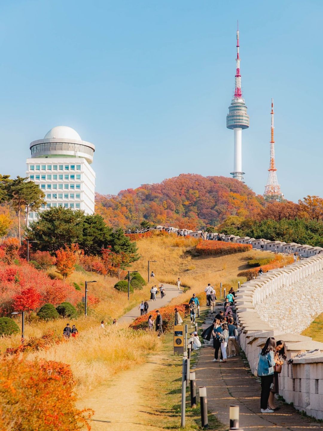 Seoul-Seoul Namsan Park Baekbeom Square, ?enjoy the most beautiful autumn in Korea