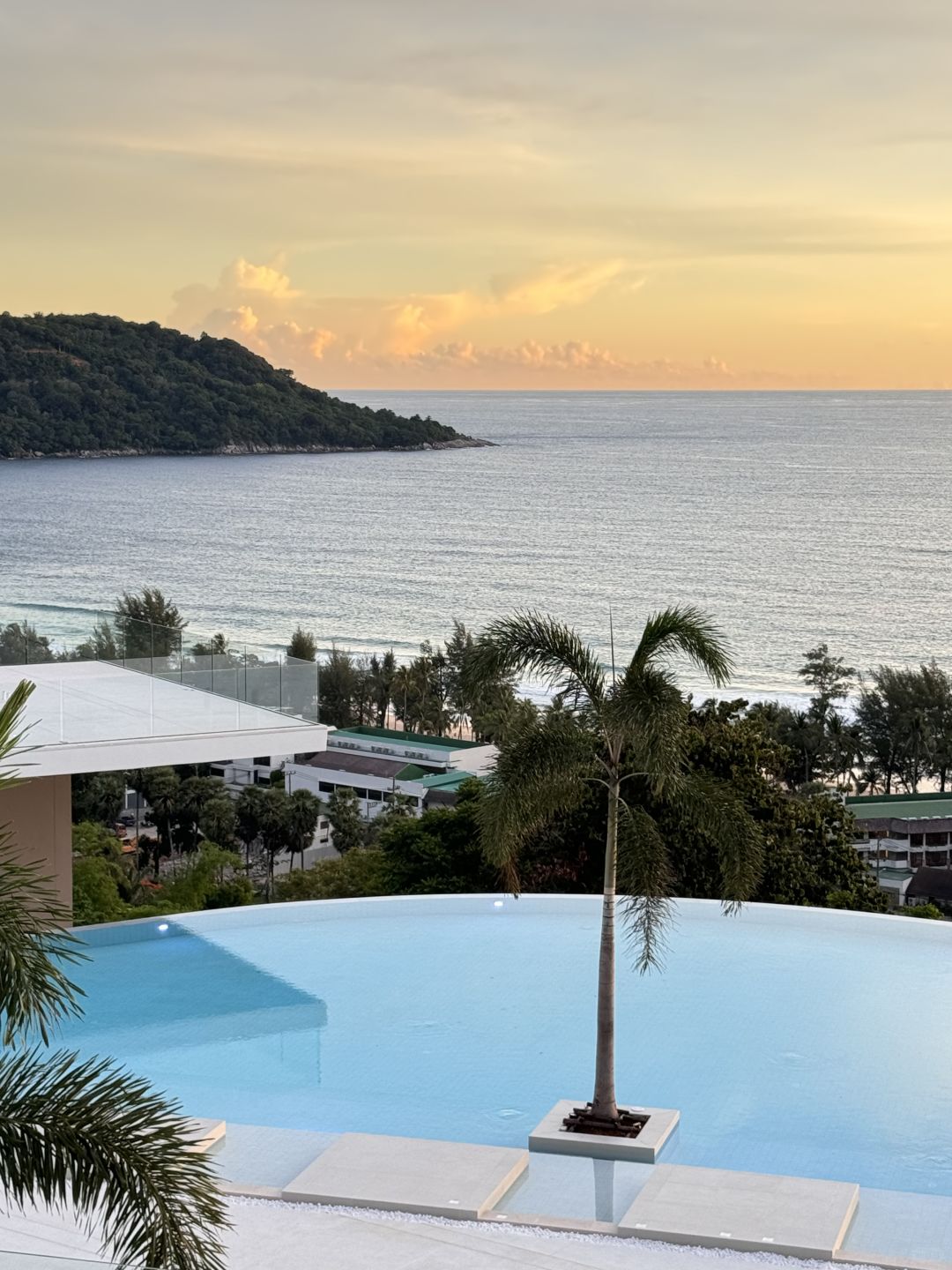 Phuket-The sunset in Phuket during the rainy season is also very beautiful. ?️It feels like living in a dream.