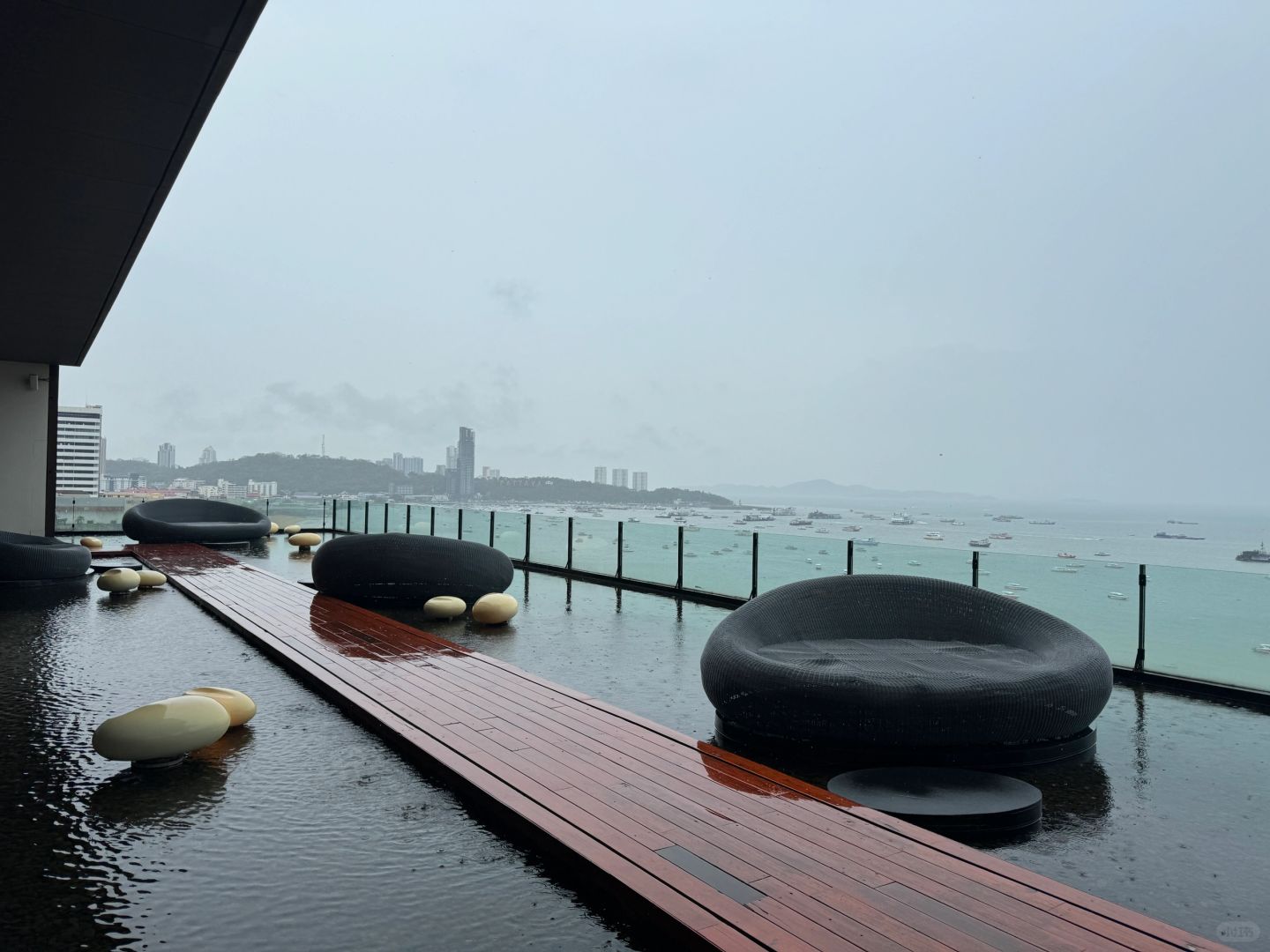 Pattaya-Hilton Pattaya, near Terminal 21 shopping mall,?local night market and 69 show