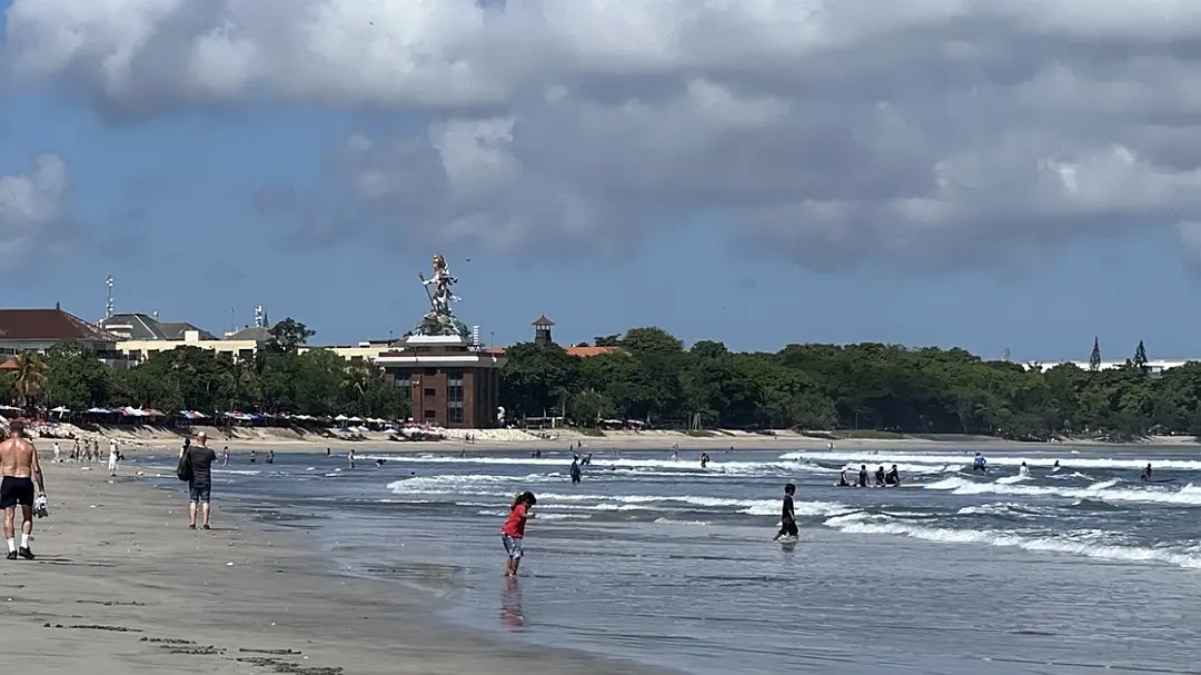 Bali-In Bali,?you can see a hundred possibilities of life and experience three religious lives