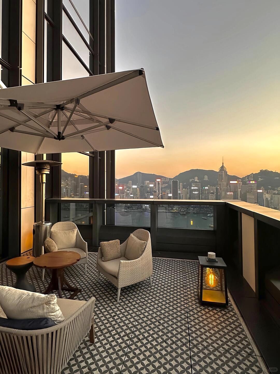 Hong kong-Rosewood Hotel Hong Kong, ?connected to K11 shopping mall, near Lan Kwai Fong bar street