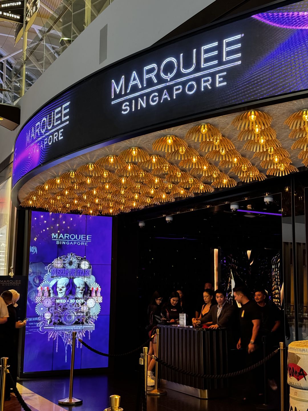 Singapore-Marquee nightclub, with a Ferris wheel and slide,? is the largest bar in Singapore