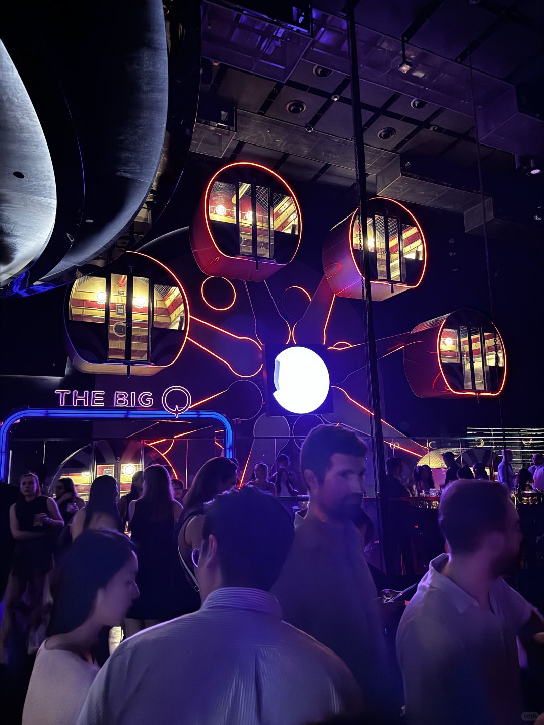 Singapore-Marquee nightclub, with a Ferris wheel and slide,? is the largest bar in Singapore