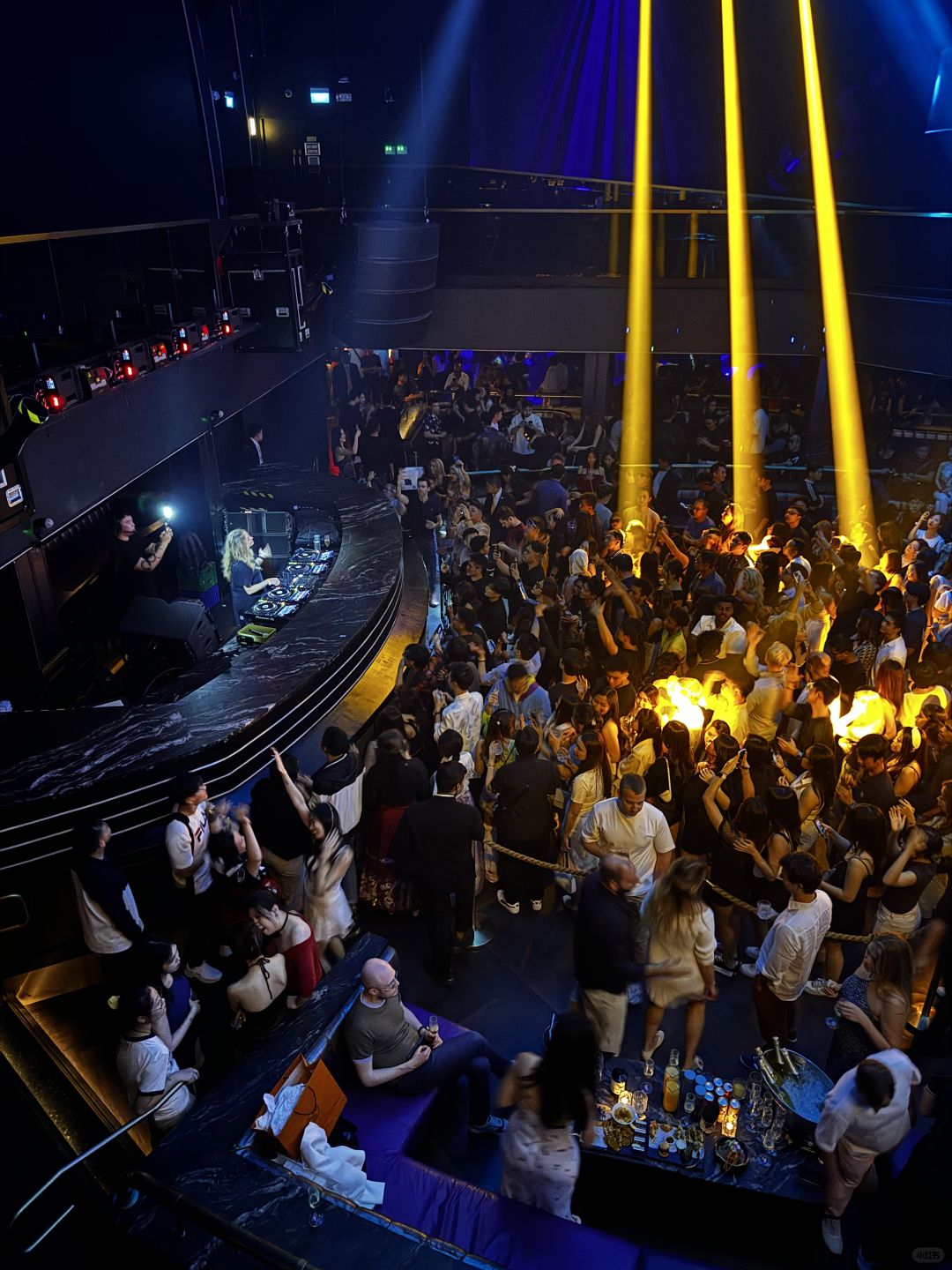 Singapore-Marquee nightclub, with a Ferris wheel and slide,? is the largest bar in Singapore