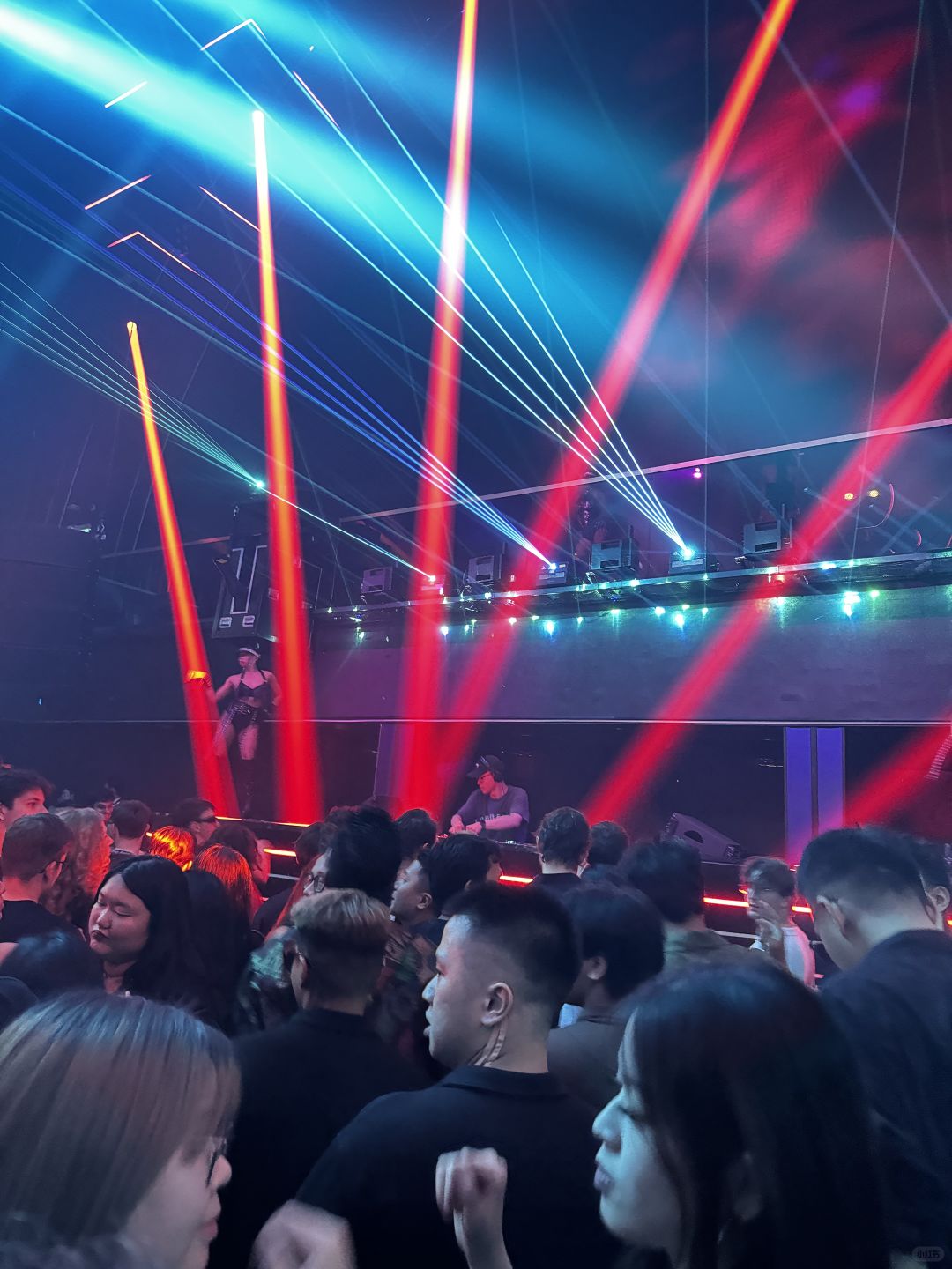 Singapore-Marquee nightclub, with a Ferris wheel and slide,? is the largest bar in Singapore