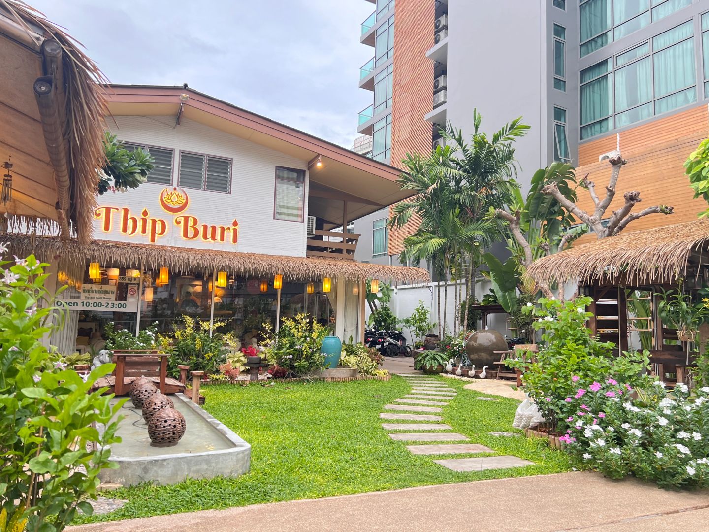 Pattaya-Thip buri massage shop in Pattaya, ?‍♀️with lots of greenery and close to the beach