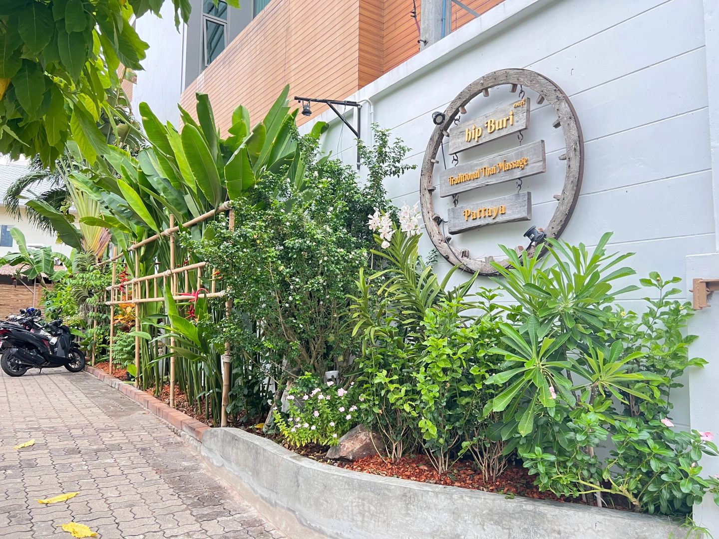 Pattaya-Thip buri massage shop in Pattaya, ?‍♀️with lots of greenery and close to the beach