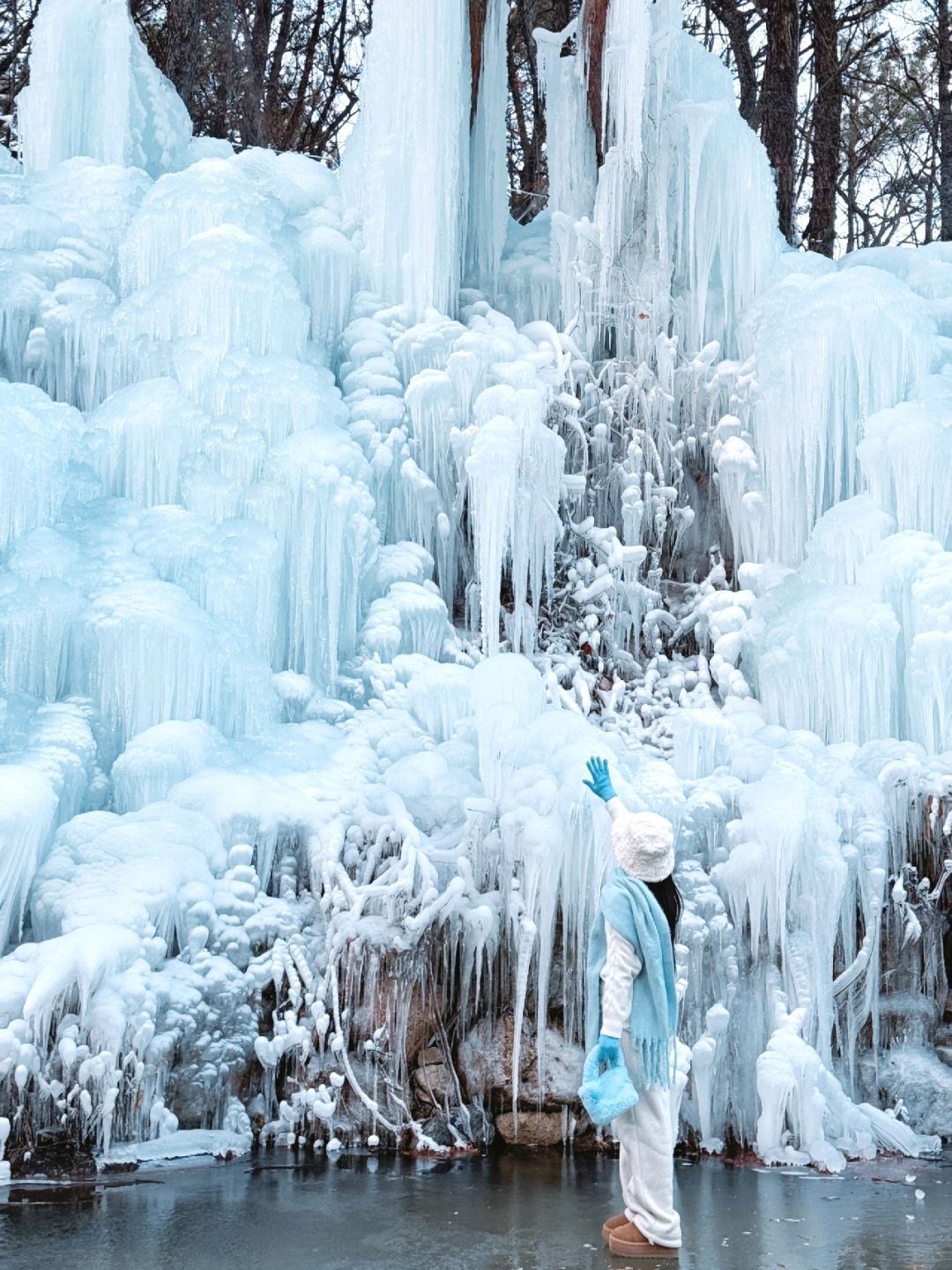Seoul-Korea's Frozen, ?A spectacular snow and ice waterfall in the suburbs of Seoul