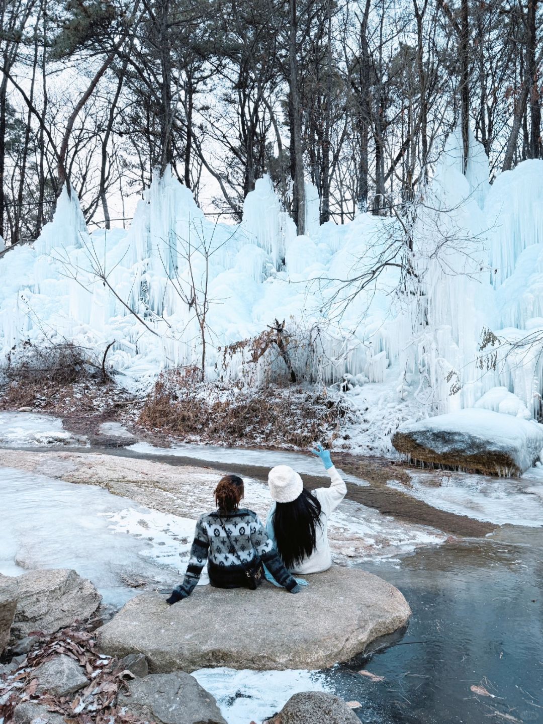 Seoul-Korea's Frozen, ?A spectacular snow and ice waterfall in the suburbs of Seoul