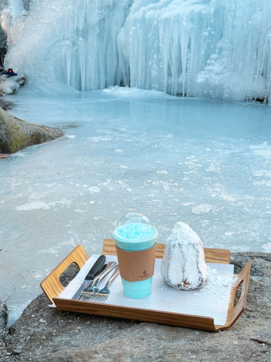 Seoul-Korea's Frozen, ?A spectacular snow and ice waterfall in the suburbs of Seoul