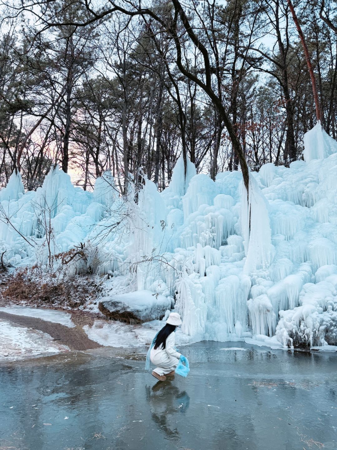 Seoul-Korea's Frozen, ?A spectacular snow and ice waterfall in the suburbs of Seoul