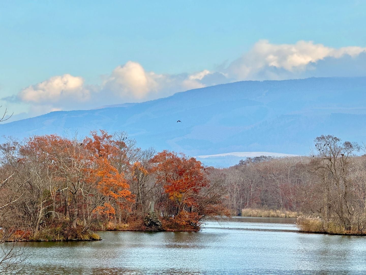 Sapporo/Hokkaido-Hokkaido Onuma Park, surrounded by Mount Komagatake, the lake looks like a natural mirror