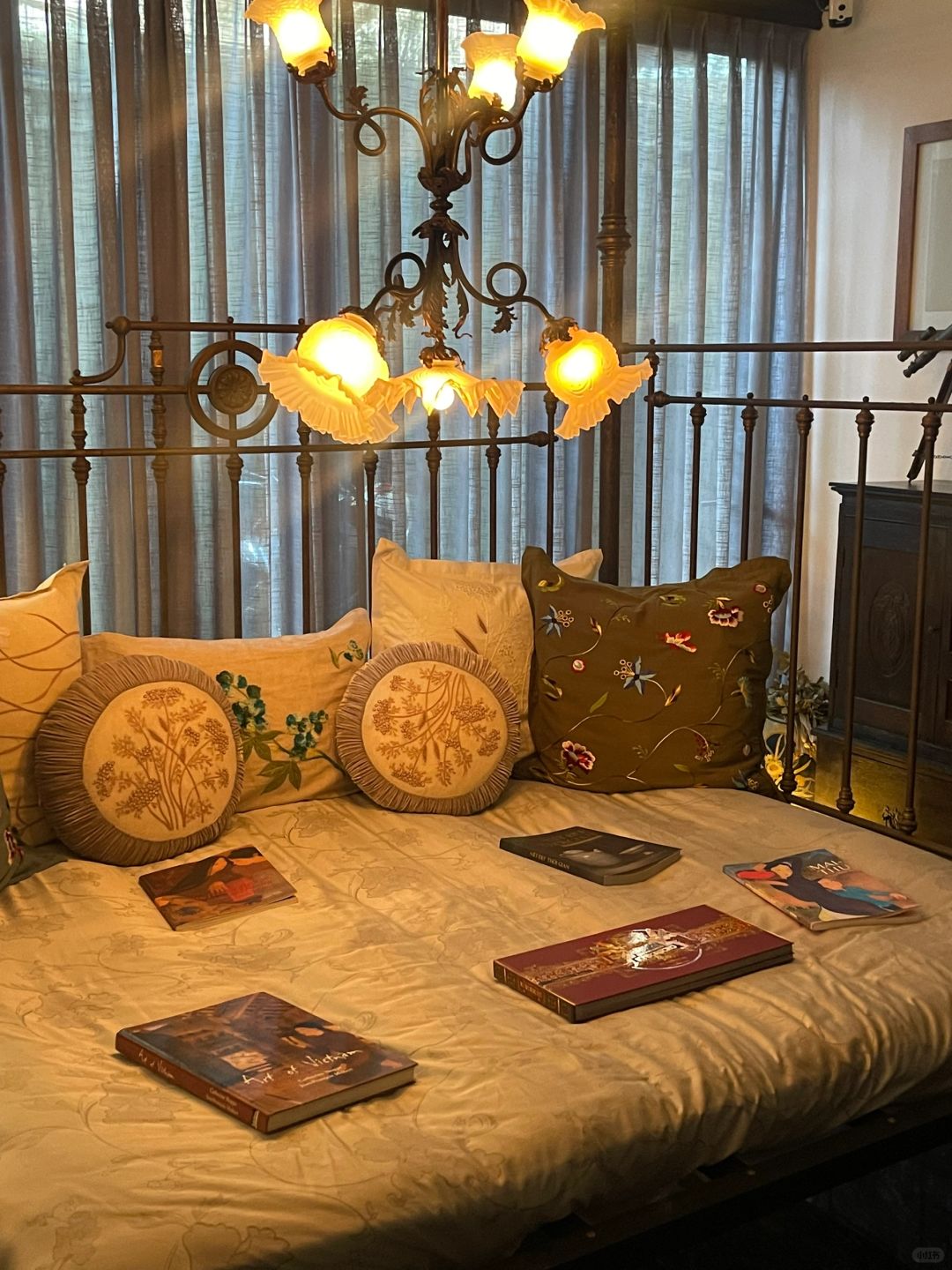 Ho Chi Minh-Amanaki Thao Dien Hotel, ?a Ho Chi Minh hotel decorated with antique vases and easels