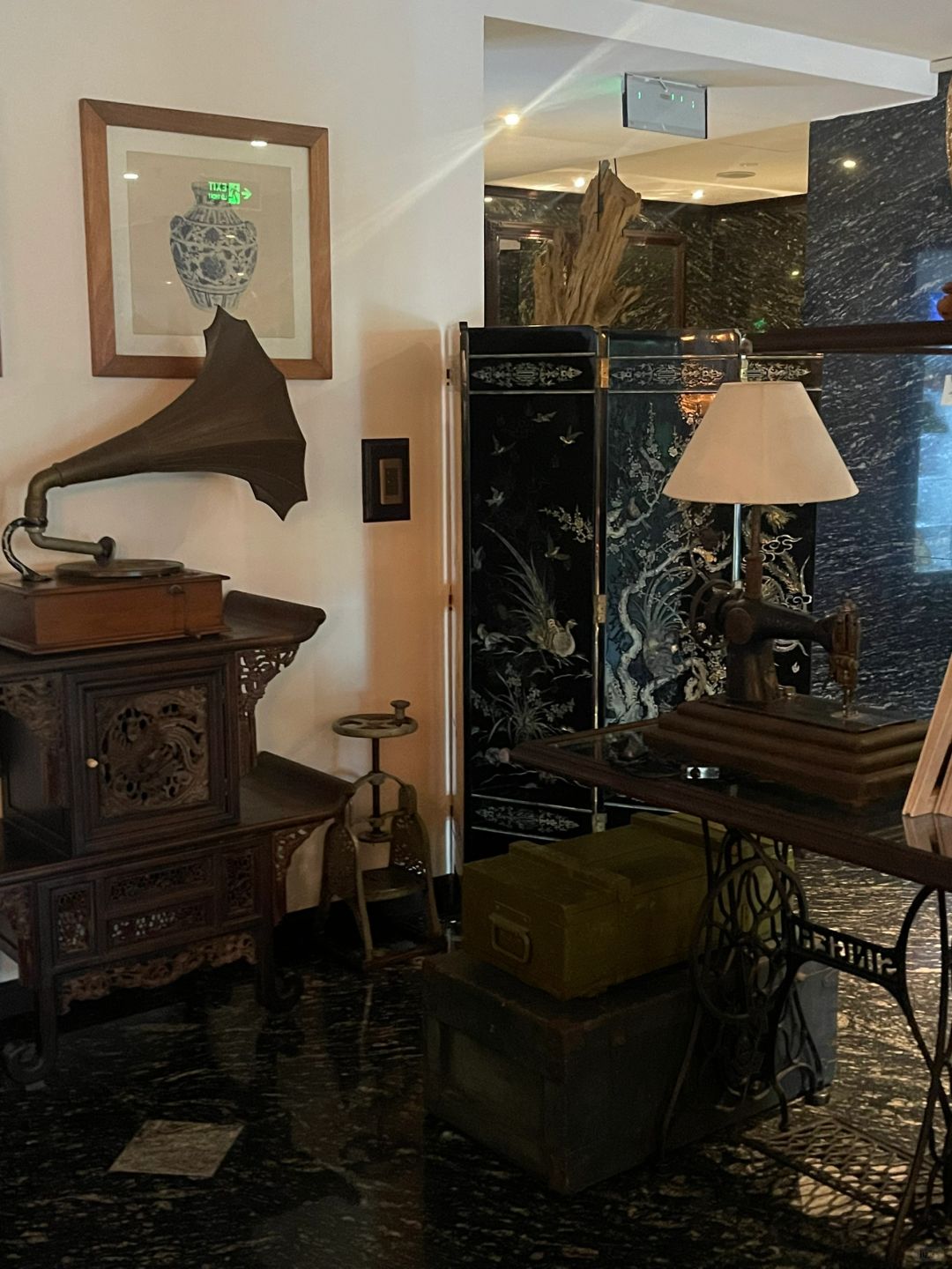 Ho Chi Minh-Amanaki Thao Dien Hotel, ?a Ho Chi Minh hotel decorated with antique vases and easels
