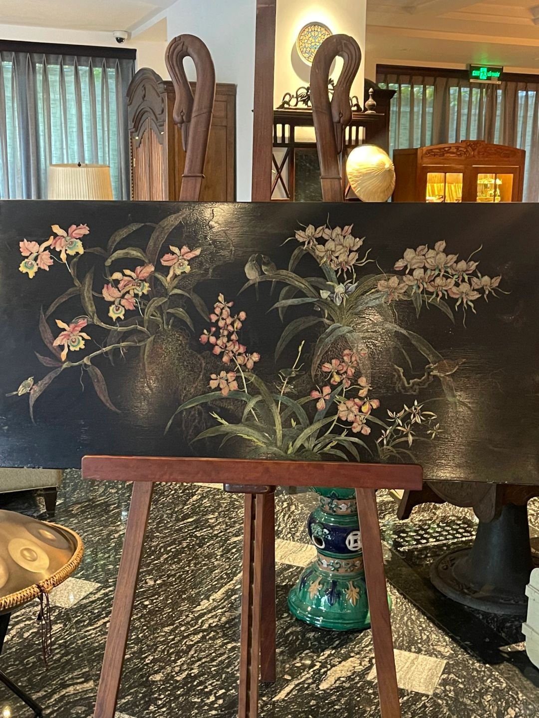 Ho Chi Minh-Amanaki Thao Dien Hotel, ?a Ho Chi Minh hotel decorated with antique vases and easels
