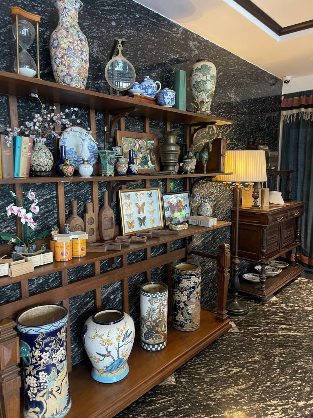 Ho Chi Minh-Amanaki Thao Dien Hotel, ?a Ho Chi Minh hotel decorated with antique vases and easels