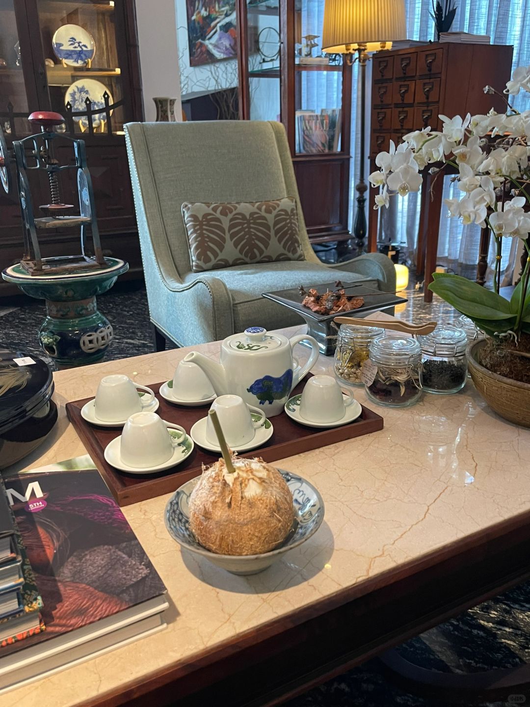 Ho Chi Minh-Amanaki Thao Dien Hotel, ?a Ho Chi Minh hotel decorated with antique vases and easels