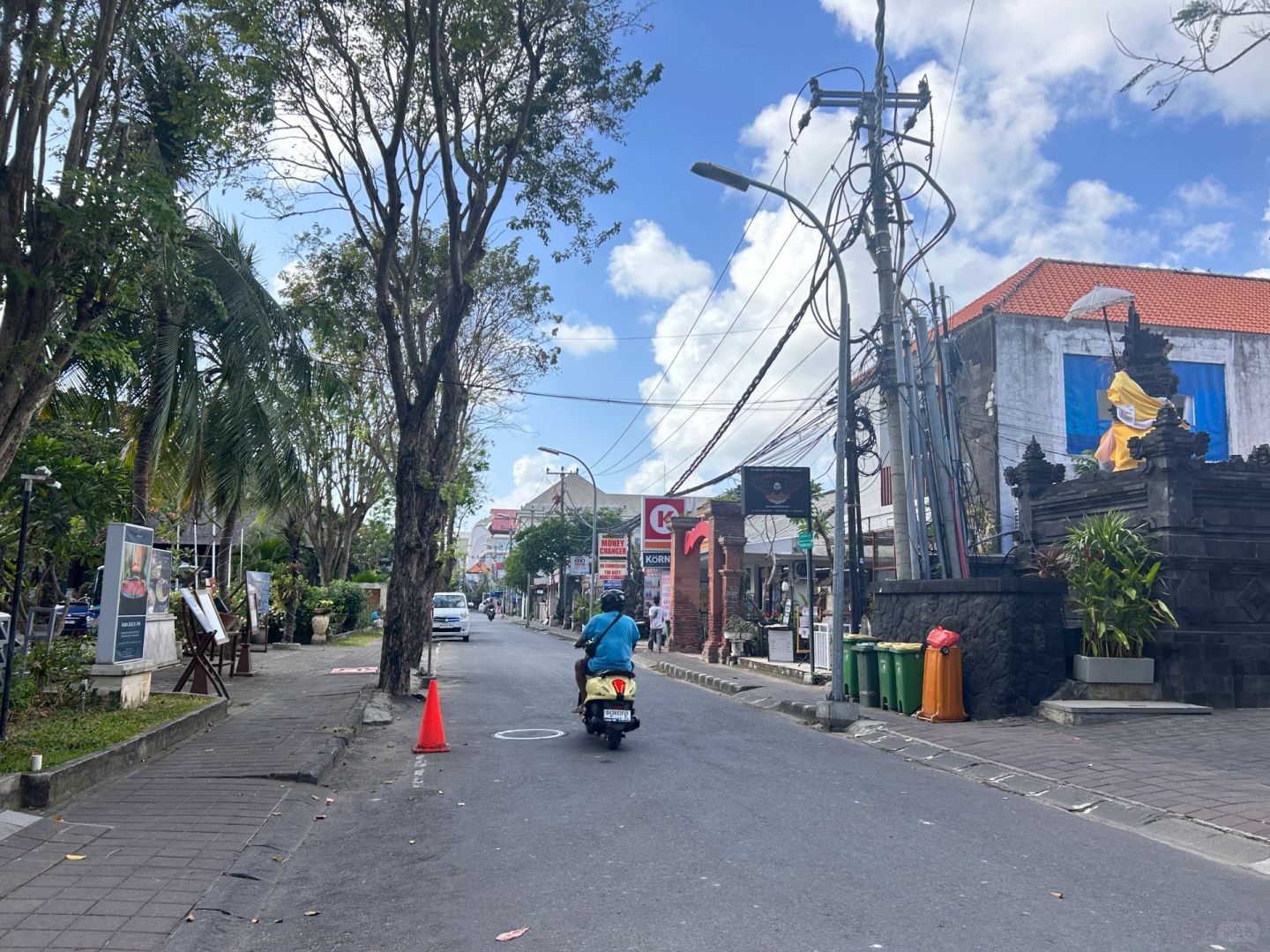 Bali-The last day in Bali, ?guide to hiking on the cliff road. Rent a motorbike and ride around