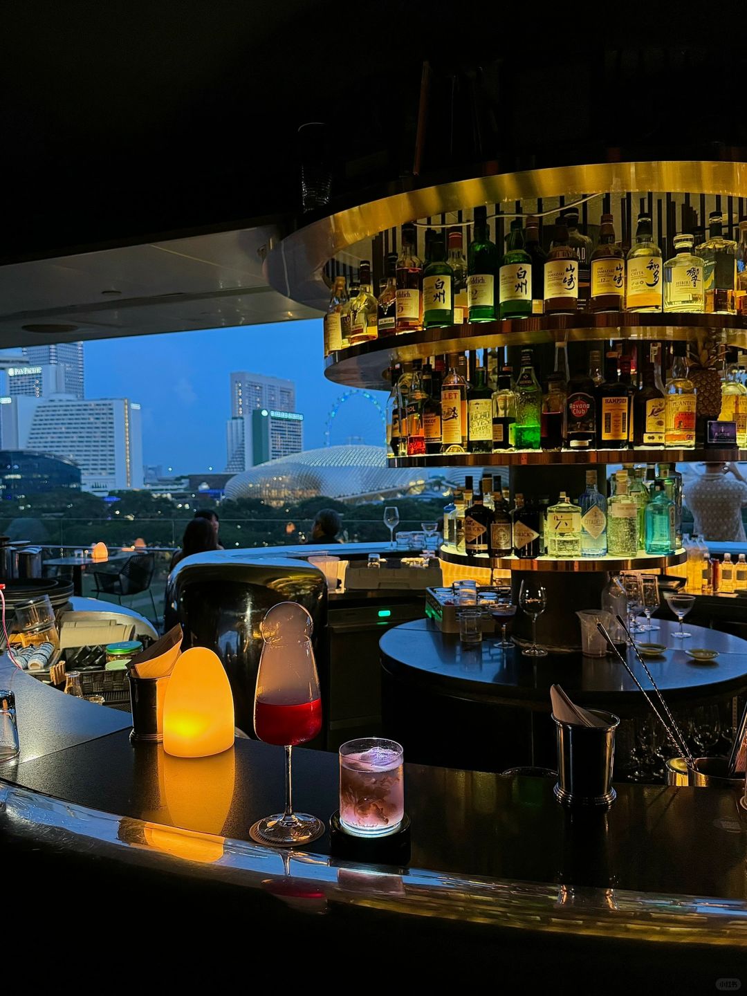 Singapore-Smoke & Mirrors Bar, experience 12 unique cocktails and overlook the night view of Singapore city