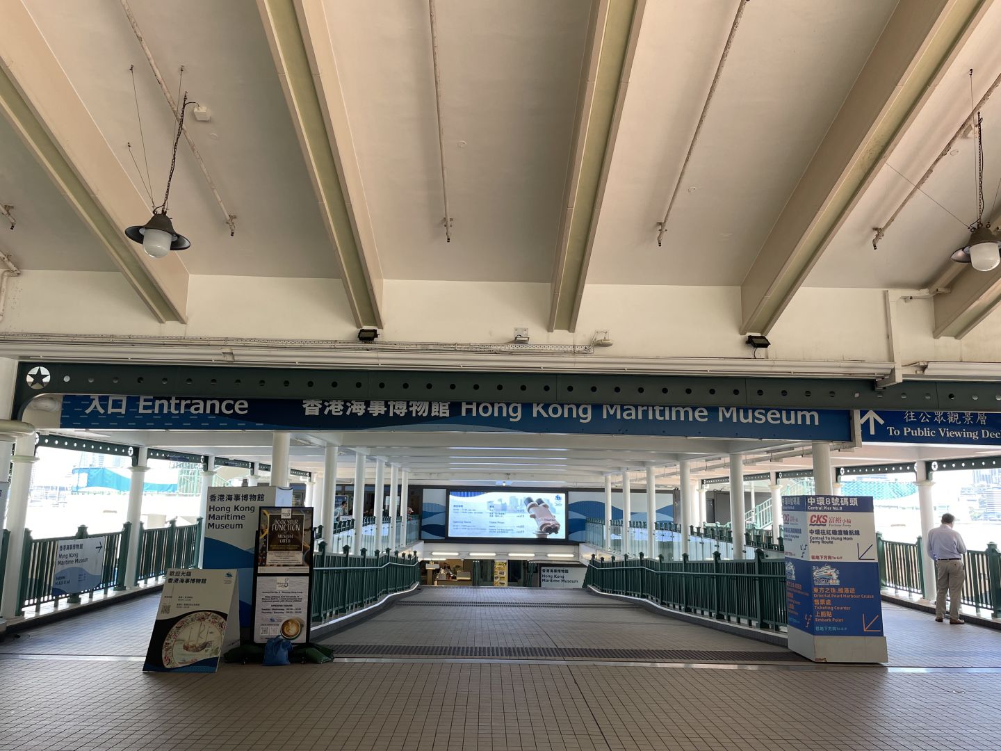 Hong kong-At the Hong Kong Pier 8 Museum Caf é, enjoy the highest quality eco-friendly coffee while gazing at the sea!