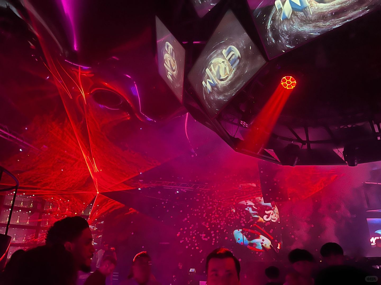 Macao-Macau local bar Studio City Mop Club, DJ music and stage lighting have a good atmosphere