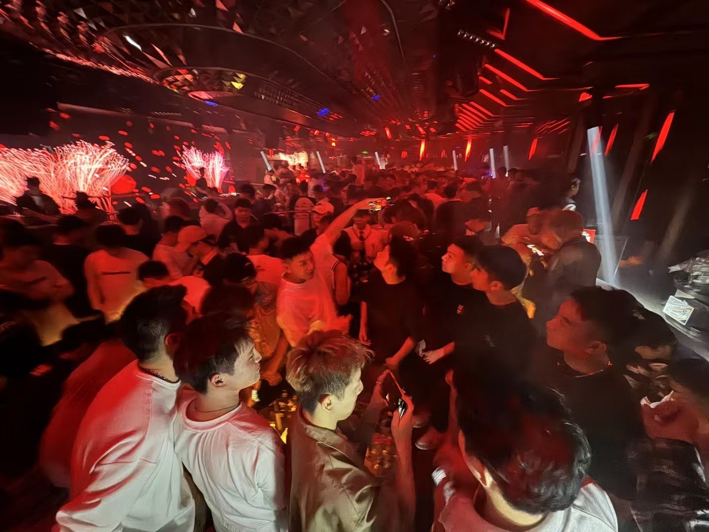 Chengdu/Chongqing-Come to the most popular Butterfly bar in Chengdu and have a night of revelry!