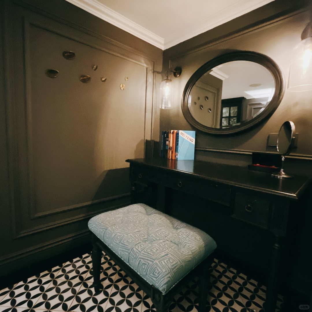 Hanoi-La Siesta Premium Hang Be Hotel, a heavy carved door,?inside the door is a dream of Southeast Asia