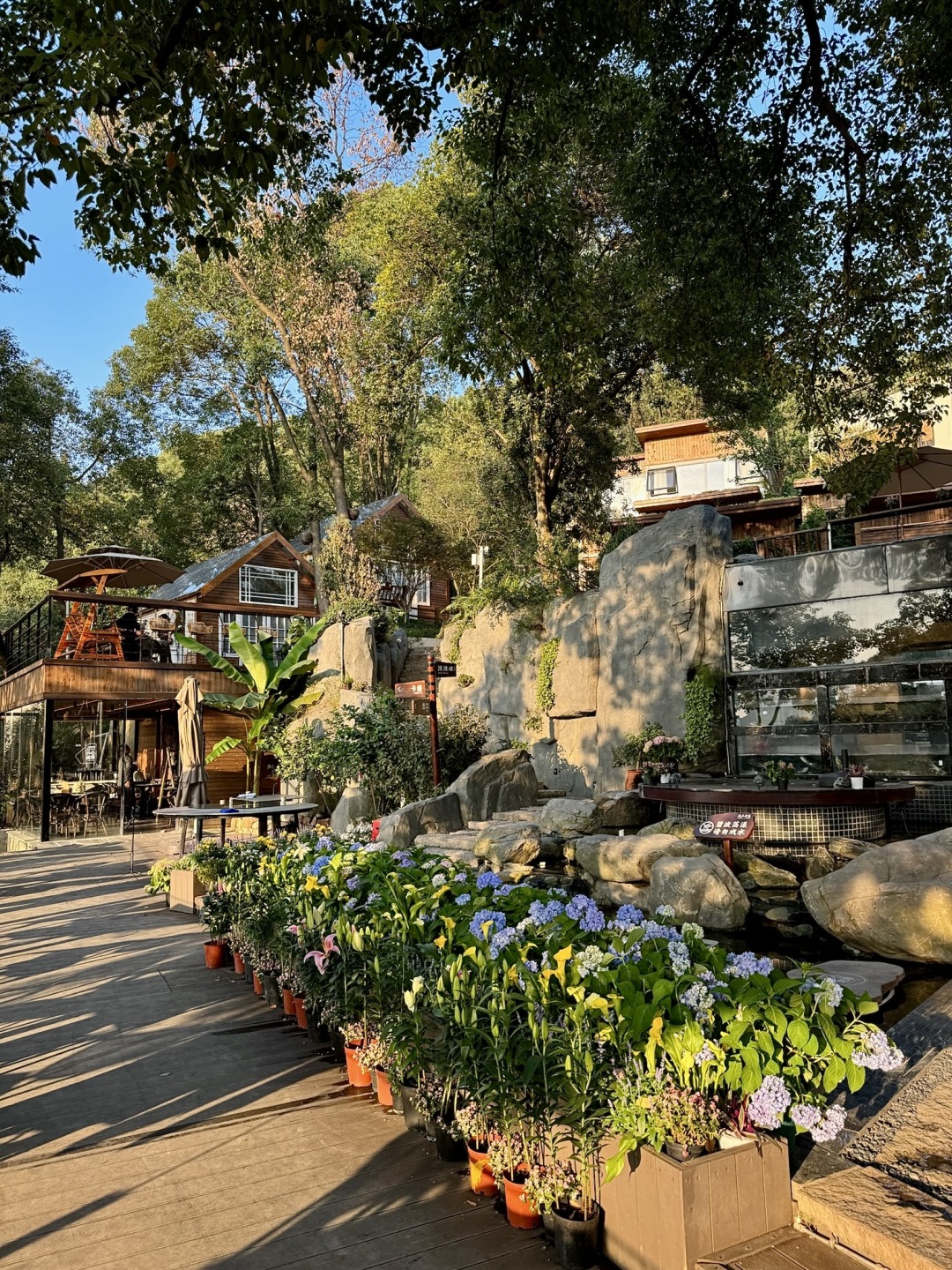 Changsha-Only locals can find Changsha Xishan Yunjing Restaurant, a paradise surrounded by flowers and green trees!