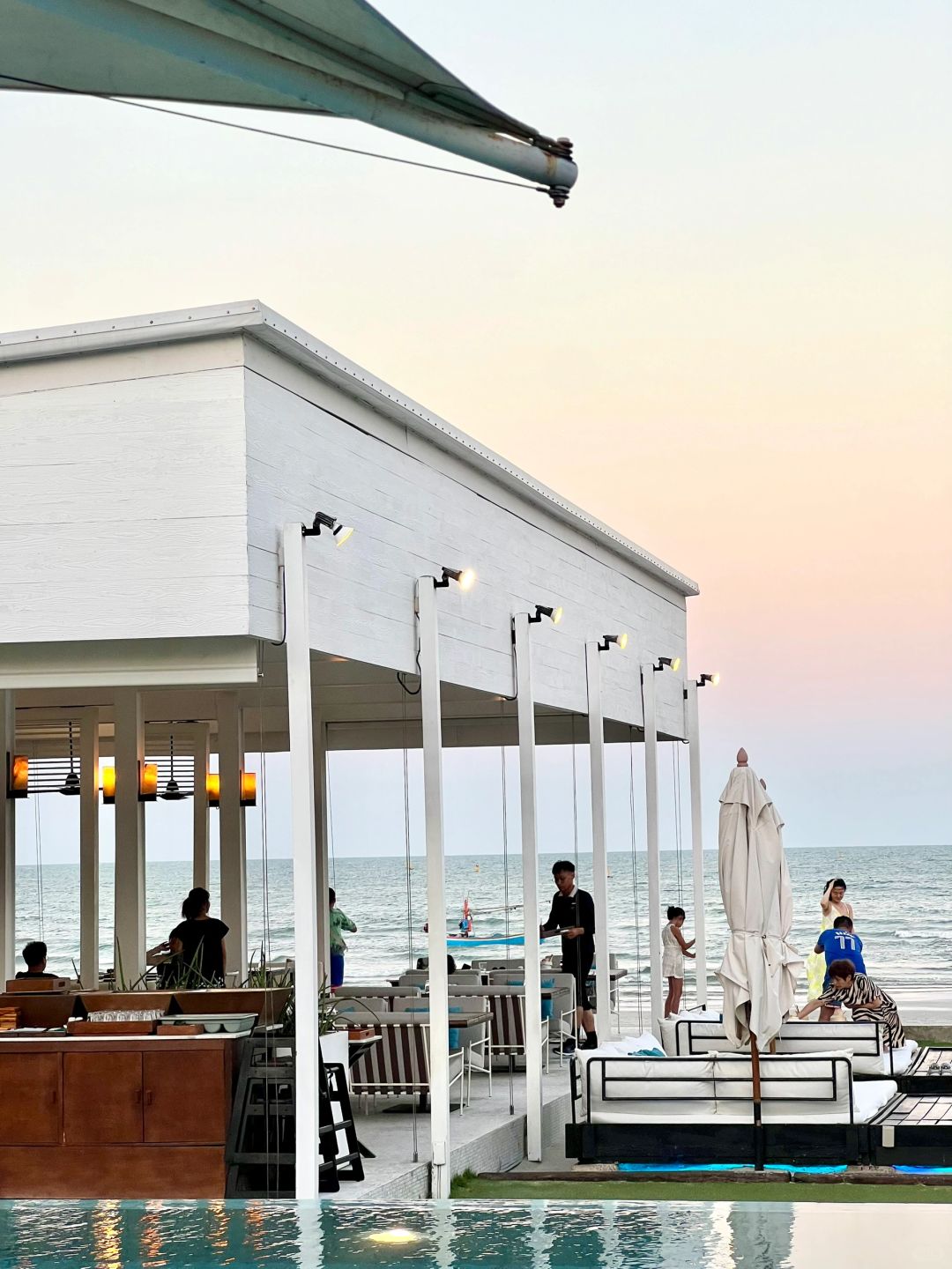 Hua Hin-CAPE NIDHRA HOTEL in Hua Hin, Thailand, ?small rooms and expensive prices