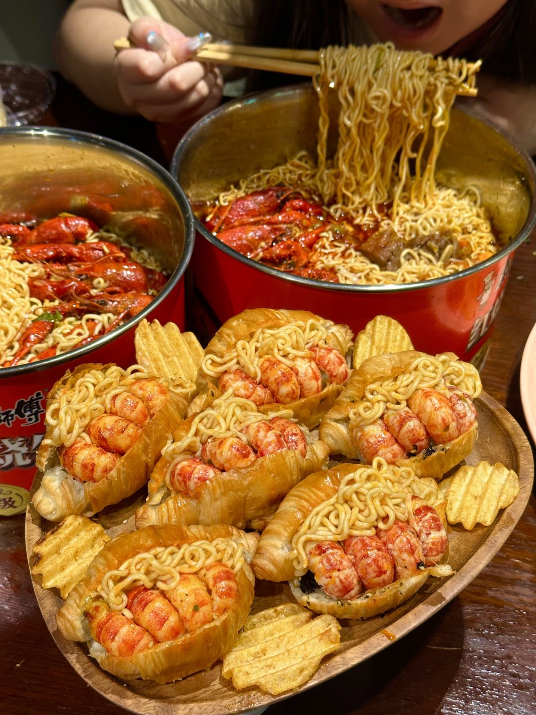 Shanghai/Hangzhou-Come to Shanghai Shrimp Fun restaurant eating XXL size crayfish instant noodles！