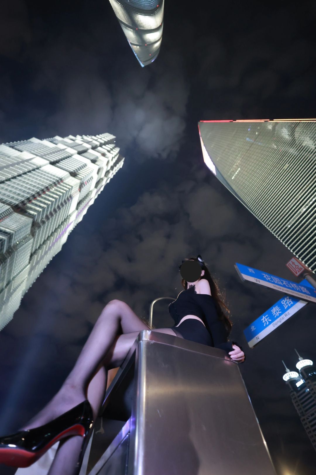 Shanghai/Hangzhou-There is no better place to take a photo of yourself while traveling in Shanghai than in Lujiazui!