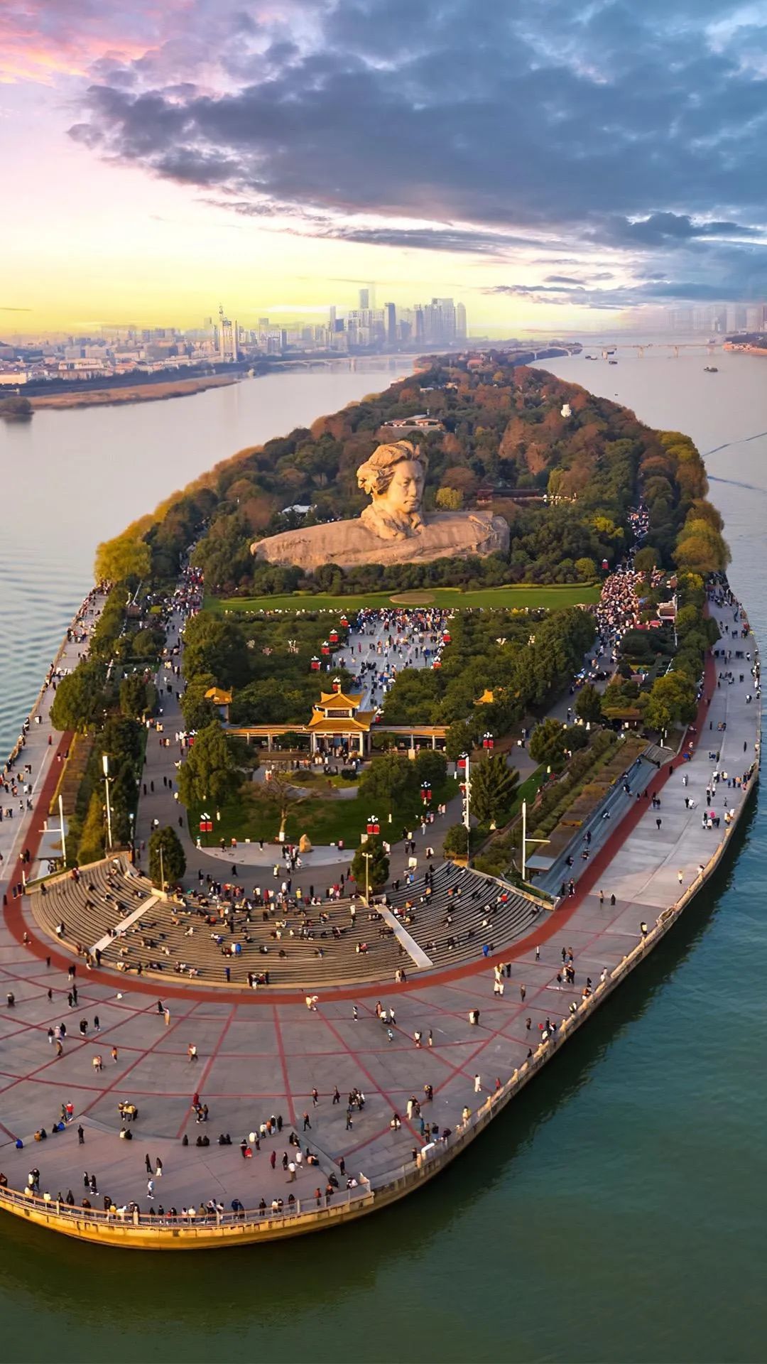 Changsha-Juzizhou, the "largest river in China," has a magnificent statue of young Mao Zedong!