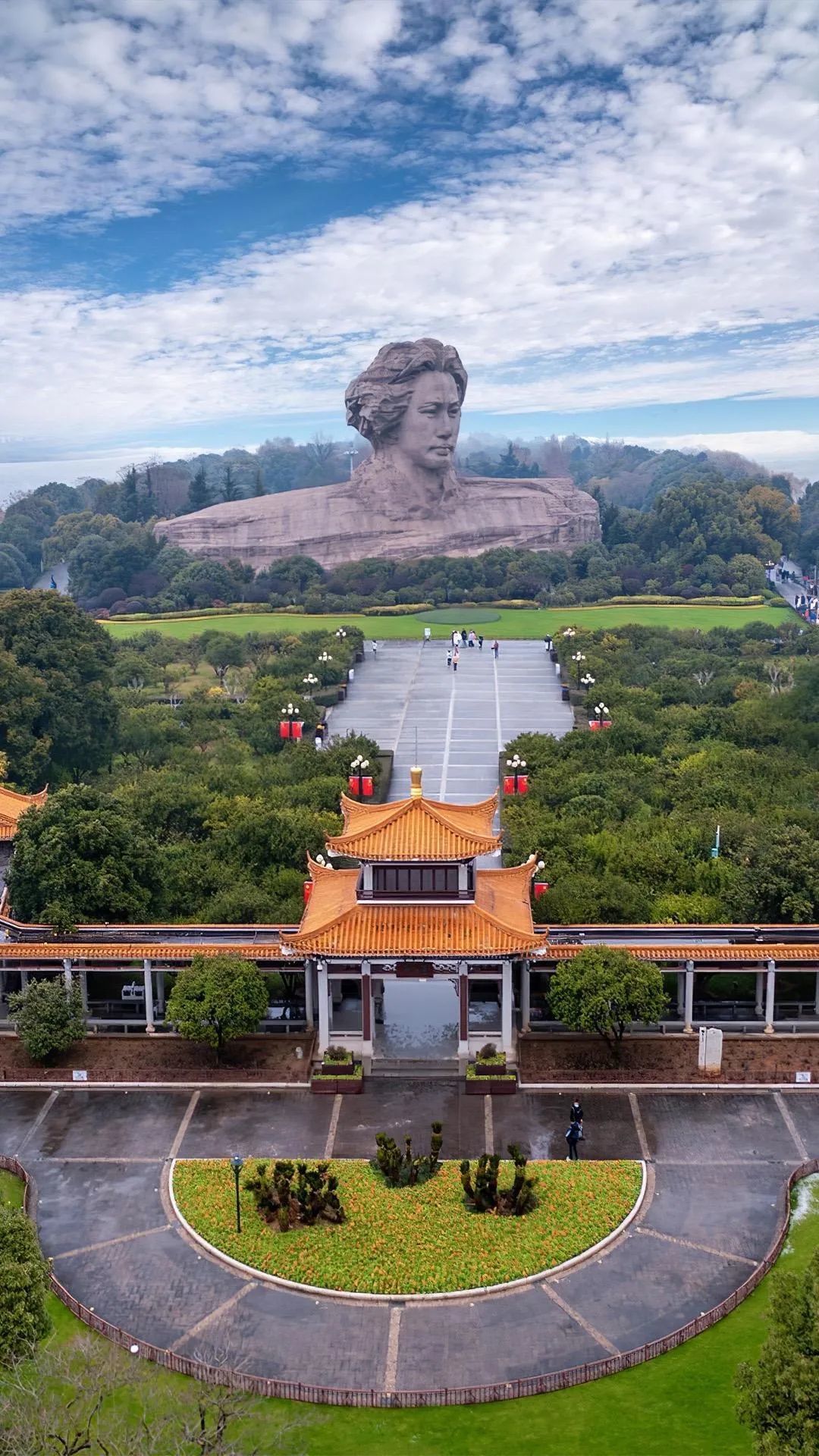 Changsha-Juzizhou, the "largest river in China," has a magnificent statue of young Mao Zedong!