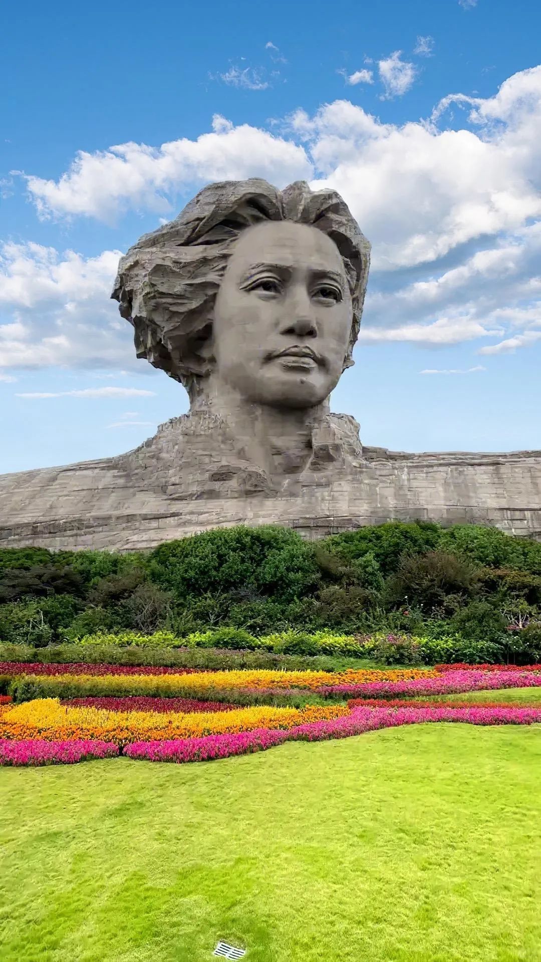 Changsha-Juzizhou, the "largest river in China," has a magnificent statue of young Mao Zedong!