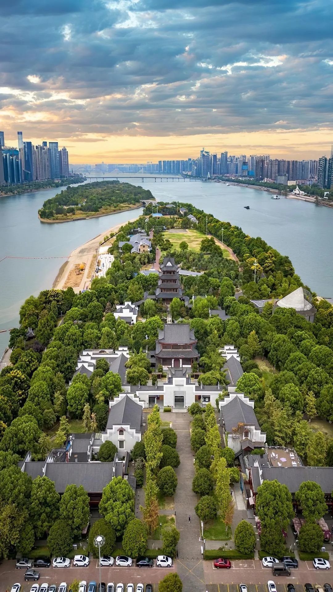 Changsha-Juzizhou, the "largest river in China," has a magnificent statue of young Mao Zedong!