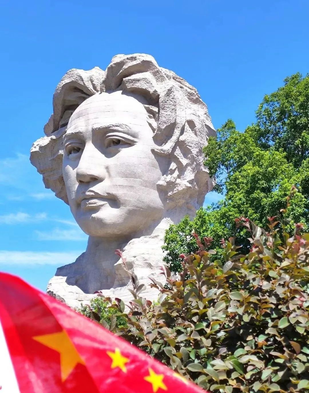 Changsha-Juzizhou, the "largest river in China," has a magnificent statue of young Mao Zedong!
