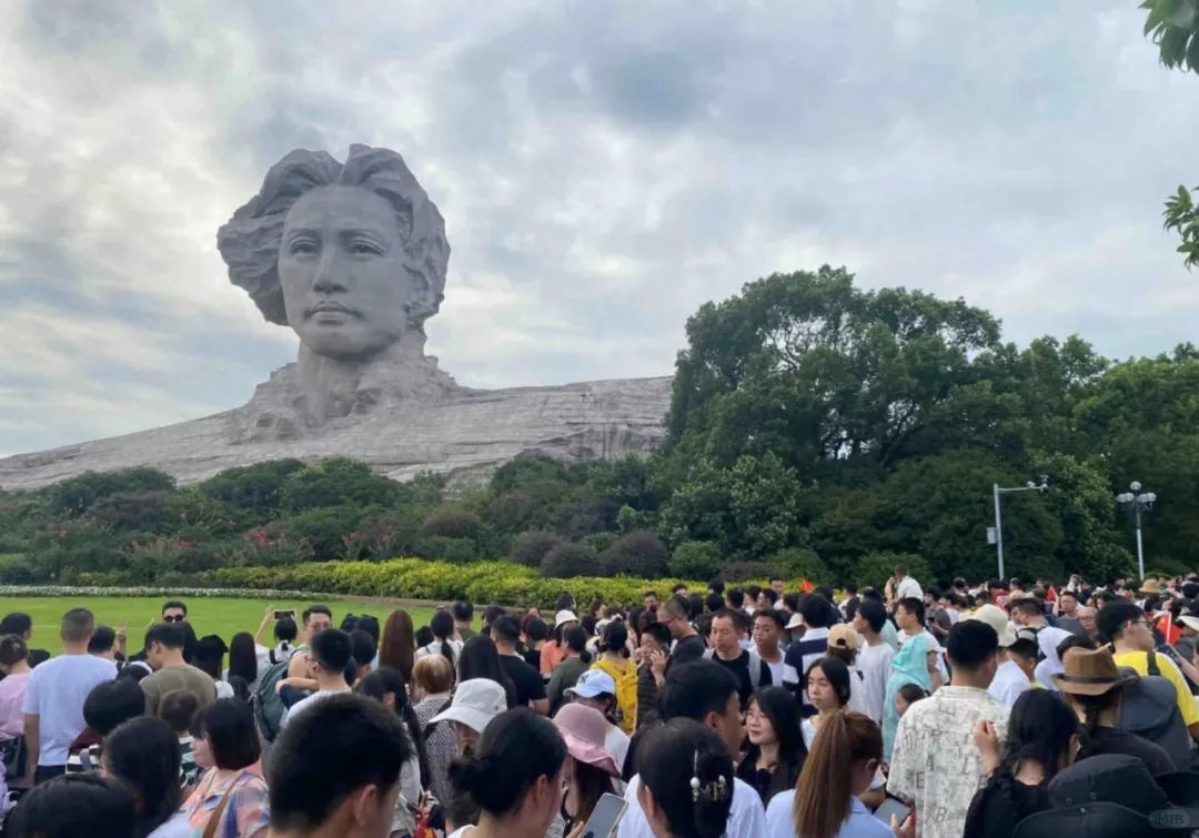 Changsha-Juzizhou, the "largest river in China," has a magnificent statue of young Mao Zedong!