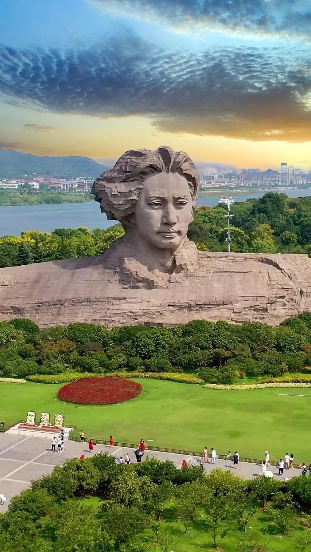 Changsha-Juzizhou, the "largest river in China," has a magnificent statue of young Mao Zedong!