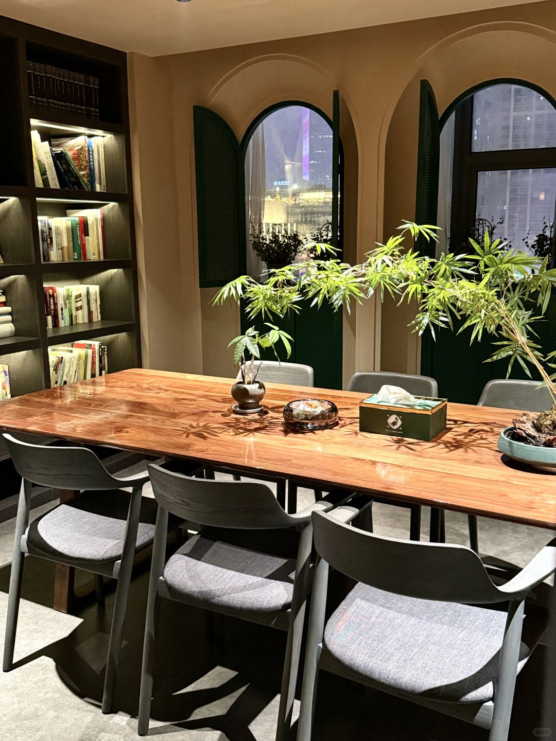 Changsha-Wuyi Zudao in Changsha combines foot baths with hotel style services, making it really suitable for lazy people!