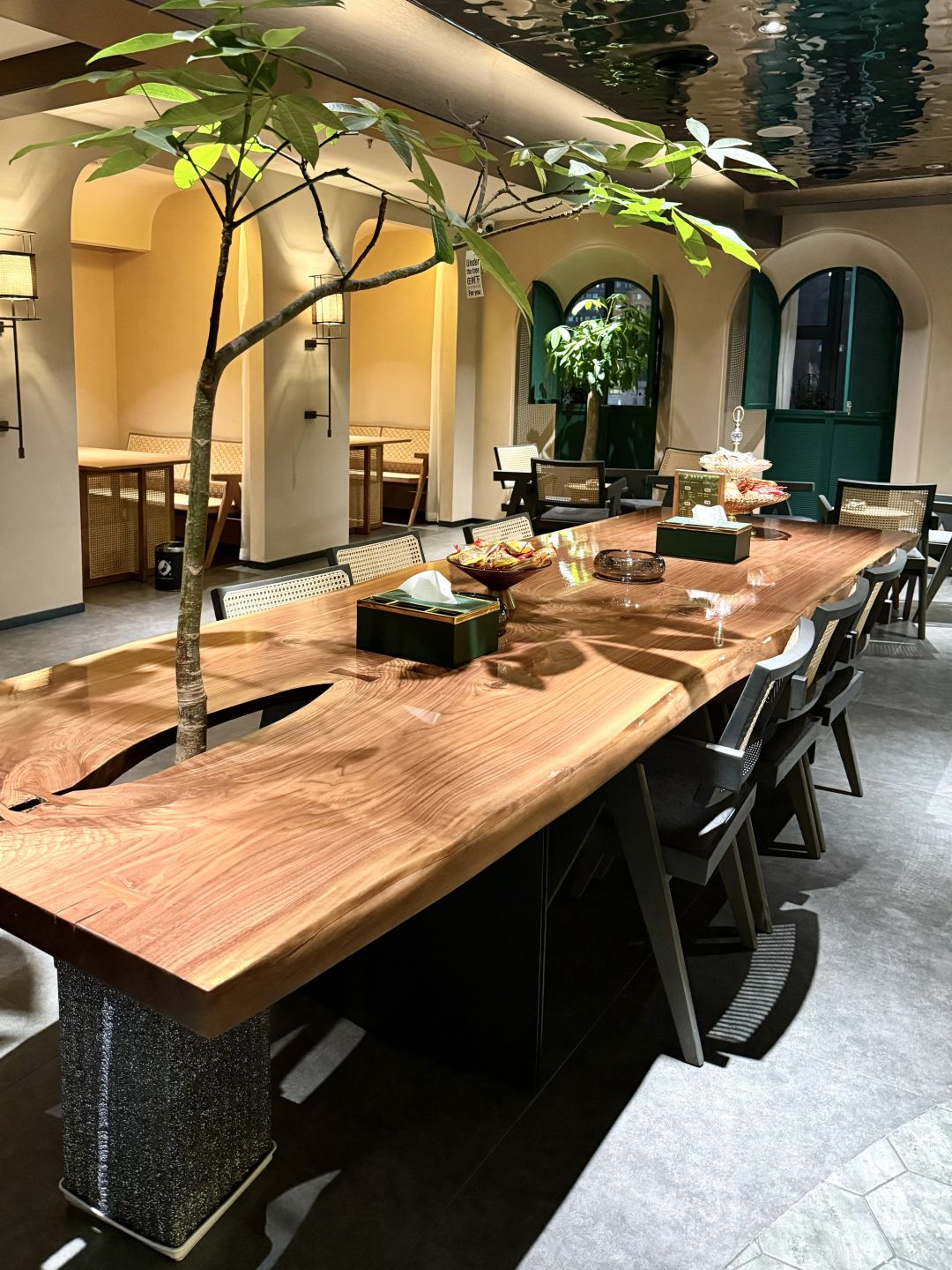 Changsha-Wuyi Zudao in Changsha combines foot baths with hotel style services, making it really suitable for lazy people!