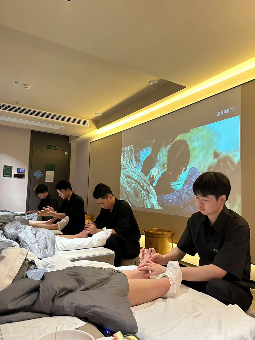 Changsha-Wuyi Zudao in Changsha offers unlimited food, high-definition VIP TVs, and private bathrooms!