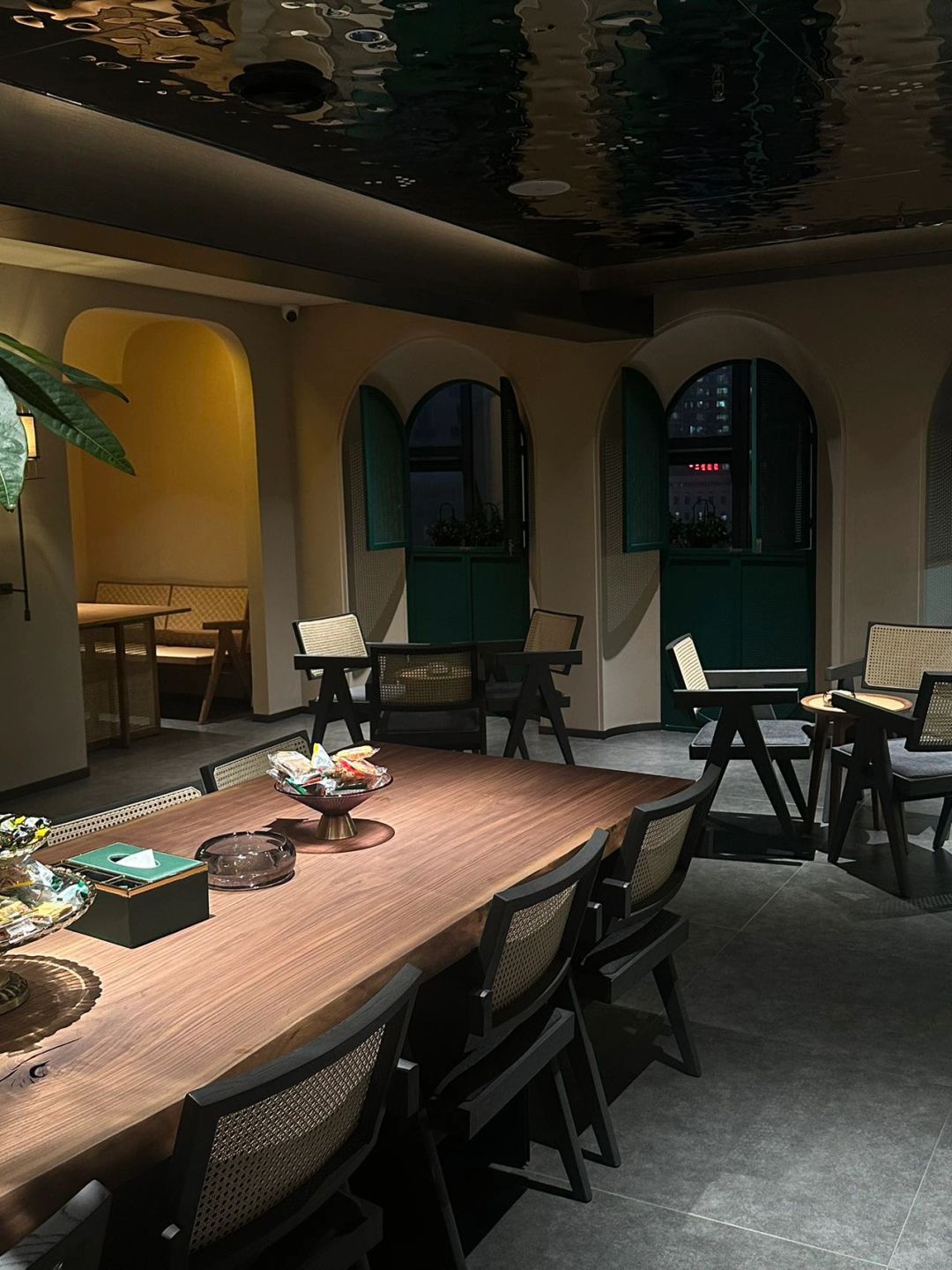 Changsha-Wuyi Zudao in Changsha offers unlimited food, high-definition VIP TVs, and private bathrooms!